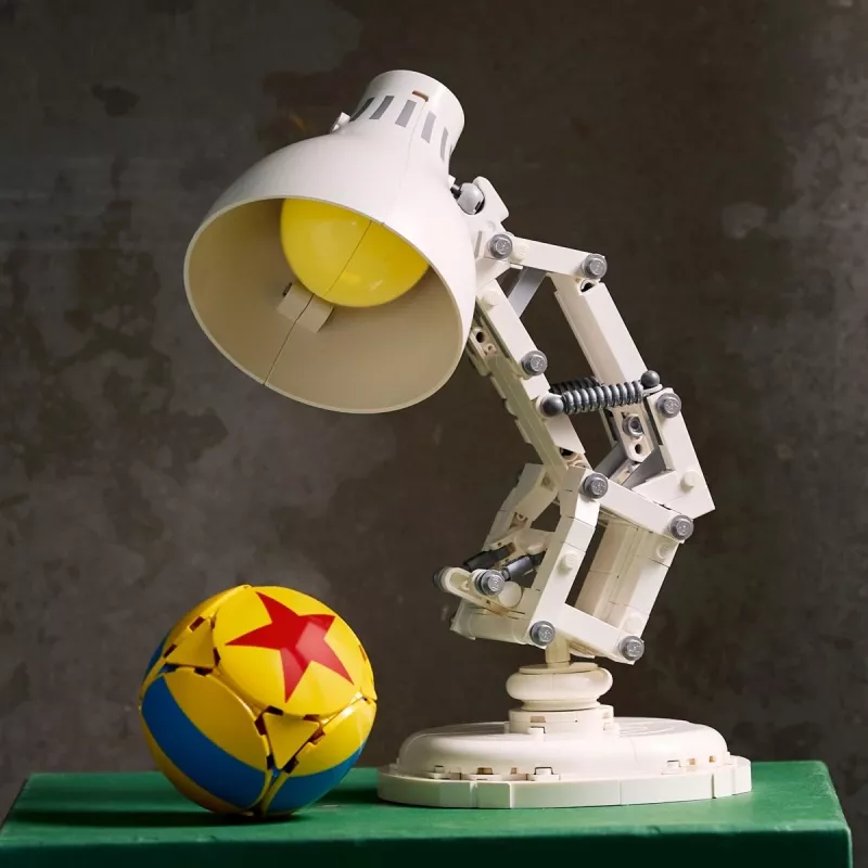 Konstrukcinis žaislas LEGO Ideas modelis 21357 — Luxo Jr., 613 dalių, 290×140×110 mm