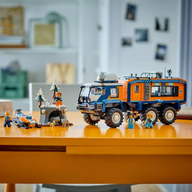 LEGO City Arkties tyrinėtojų sunkvežimis 60471 — 1064 dalių žaidimų rinkinys su 4 minifigūrėlėmis, mobilia laboratorija, nuo 8 metų