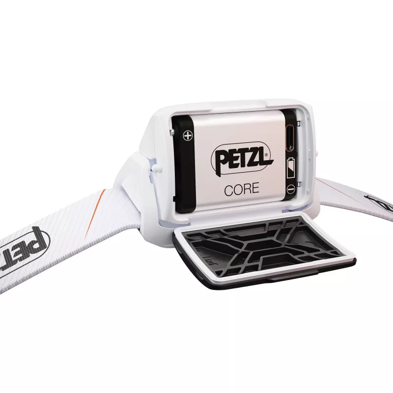 Petzl TIKKA CORE 450 lm balta priekinė lempa — Įkraunamas priekinis žibintuvėlis, kompaktiškas apšvietimas be rankų