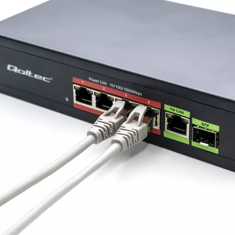 Ethernet PoE komutatorius QOLTEC 52296 — 4x RJ45 PoE prievadai, 1x RJ45 aukštyninė jungtis