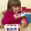 Melissa & Doug ledų kaušelio ir dėjimo rinkinys žaidimų virtuvei