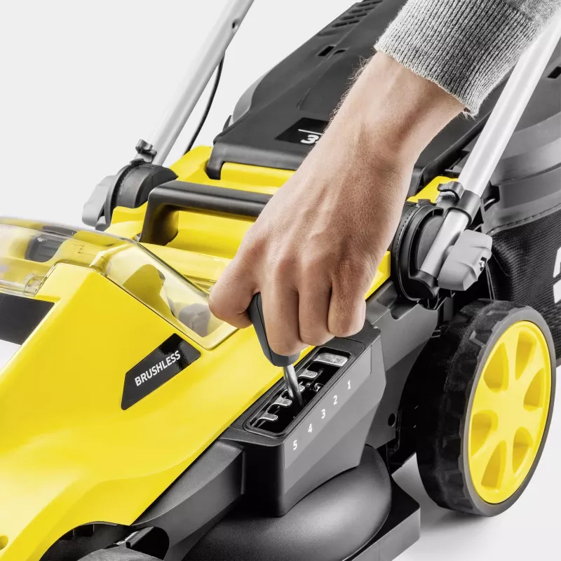Už stūmoklinė vejapjovė Karcher LMO 3-18, baterija 18 V, pjovimo plotis 340 mm, skirta plotams iki 350 m², 25–60 mm aukštis
