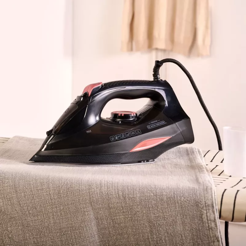 Juoda+Decker BXIR3000E garų lygintuvas (3000W; juodas)