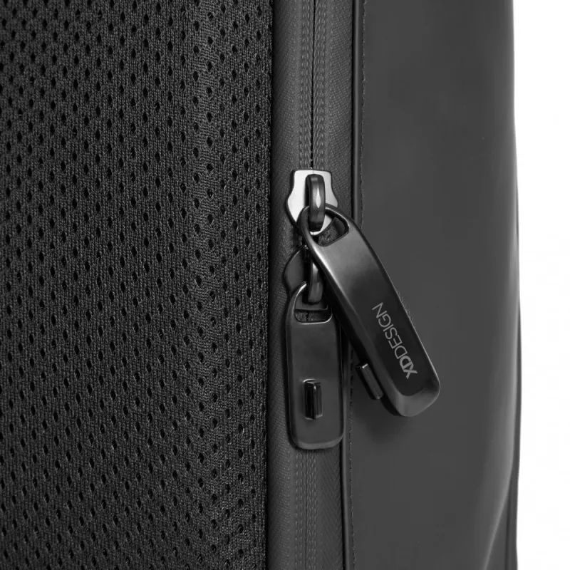 Kuprinė XDDESIGN URBAN FLAP-TOP P706.2601 — atspari vandeniui, lengva, juoda