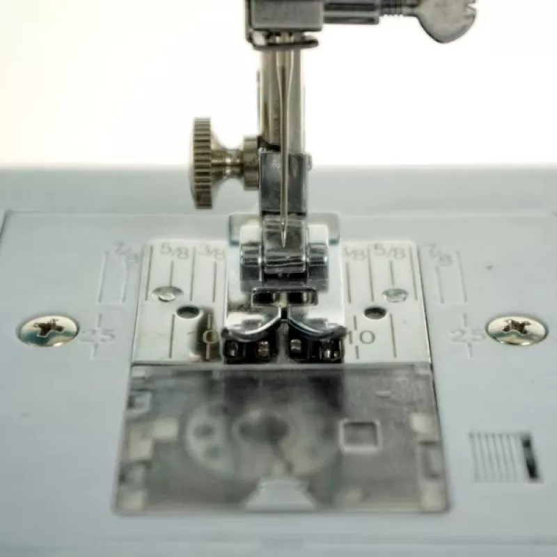 Mechaninė siuvimo mašina Lucznik Lena 2019 — pagrindinis mechaninis modelis, 16 programų, 24 W, laisvoji rankovė, 4 žingsnių kilpa