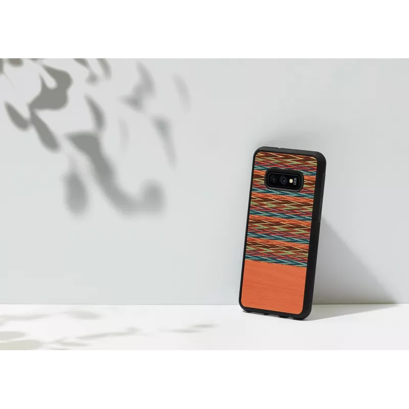 man and wood išmaniojo telefono dėklas, skirtas Galaxy S10e — rudas languotas su juodu apvadu