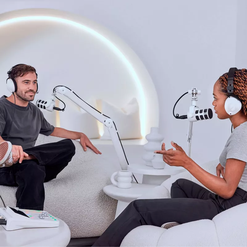 Mikrofono strypo svirtis RØDE PSA1 White — reguliuojamas studijos laikiklis, 840 mm aukštis, pasukamas laikiklis, kabelių valdymas