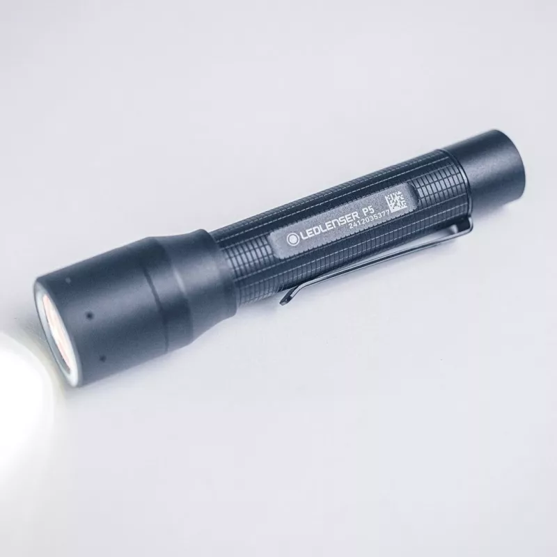 Rankinis žibintuvėlis Ledlenser P5 Juodas, LED, 140 lm, AA baterija, IP54, aliuminis, kišeninis segtukas
