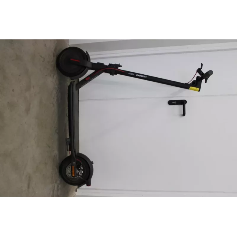 IŠPARDAVIMAS. Xiaomi Electric Scooter 4 EU | IŠPARDAVIMAS. IŠPARDAVIMAS. Xiaomi Electric Scooter 4 EU | 300 W | 25 km/h | 10 col. | 6 mėn. | Juoda | DEMO, SUBRAŽYTAS, TRŪKSTA VARŽTŲ