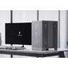 APNX PC Midi Tower C1-R-WT-v1 — Balta, palaiko ATX/Micro-ATX/Mini-ITX, sumontuoti 3x120 mm priekiniai ventiliatoriai, 3x3,5 colio + 3x2,5 colio lizdai, USB 3.2 Gen1 x2