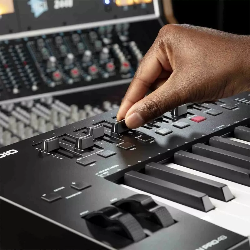 M-Audio Oxygen Pro 49 MIDI klaviatūros valdiklis — 49 klavišai, 16 padeliai, 9 šleifiniai reguliatoriai, OLED ekranas, USB, MIDI išėjimas