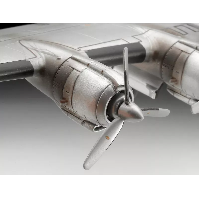 Plastikinis modelio rinkinys REVELL Lockheed L.1049G Super Constellation Lufthansa livery