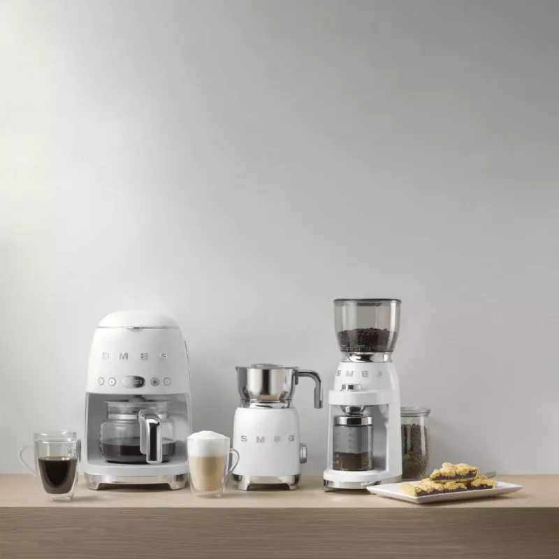 Lašelinė kavos virimo aparatas Smeg 1.4L DCF02WHEU Baltas