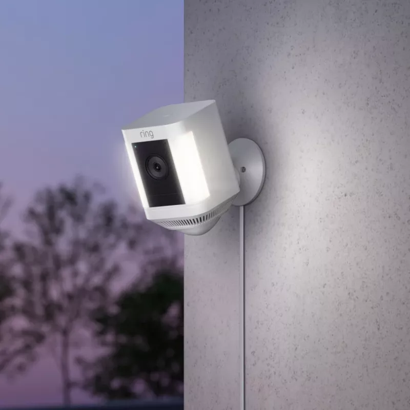 Ring Spotlight Cam Plus Plug-In tinklo stebėjimo kamera, skirta naudoti lauke