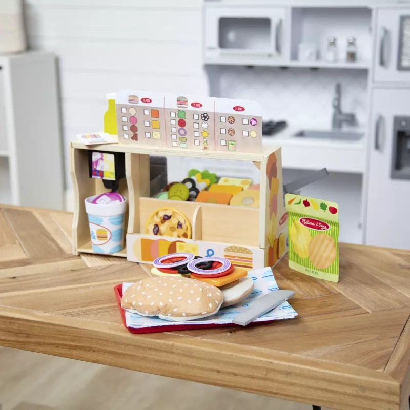 Melissa & Doug medinis sumuštinių skaitiklis su delikatesų pjaustytuvu – 56 dalys apsimestinio maisto – FSC sertifikuota