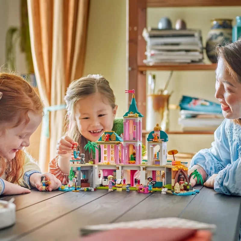 LEGO Disney Princess pilies ir karališkųjų augintinių konstravimo rinkinys 43267 — 787 dalys, 5 minifigūrėlės, amžius 6+, 320×460×100 mm