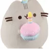 Plušinis žaislas Pusheen by Pusheen — 24 cm su gimtadienio kepure ir tortu