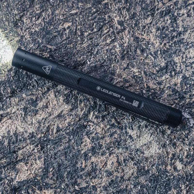 Pen flashlight Ledlenser P4 Juoda — kompaktiškas LED rašiklinis žibintuvėlis, 180 lm, 90 m spindulys, AAA x2, IP54