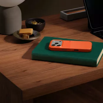 Apple Beats iPhone 17 Pro tvirtas dėklas su MagSafe, Camera Control, oranžinis