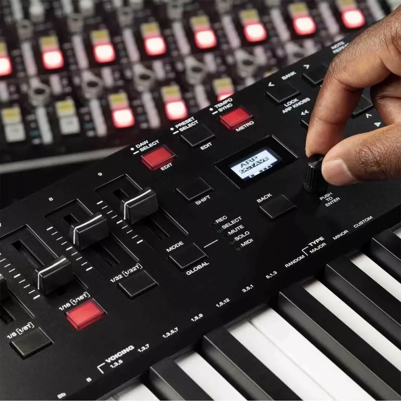 M-Audio Oxygen Pro 49 MIDI klaviatūros valdiklis — 49 klavišai, 16 padeliai, 9 šleifiniai reguliatoriai, OLED ekranas, USB, MIDI išėjimas
