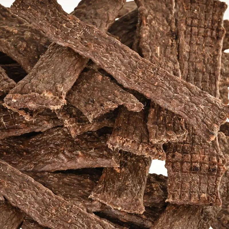 Skanėstas PETITTO Monoprotein Meat Strips Antiena 400 g — vieno baltymo treniruočių užkandis šunims, baltymų 47,3%, riebalų 23,4%