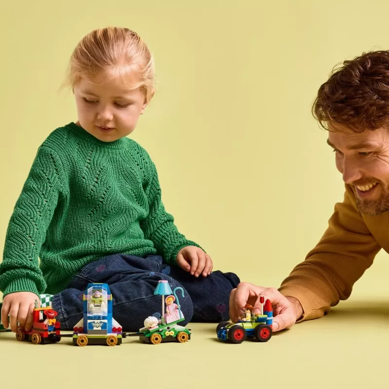 LEGO Disney Toy Story Šventinis traukinys ir RC automobilio rinkinys 43264 — 206 detalės, 4 minifigūrėlės, amžius 4+