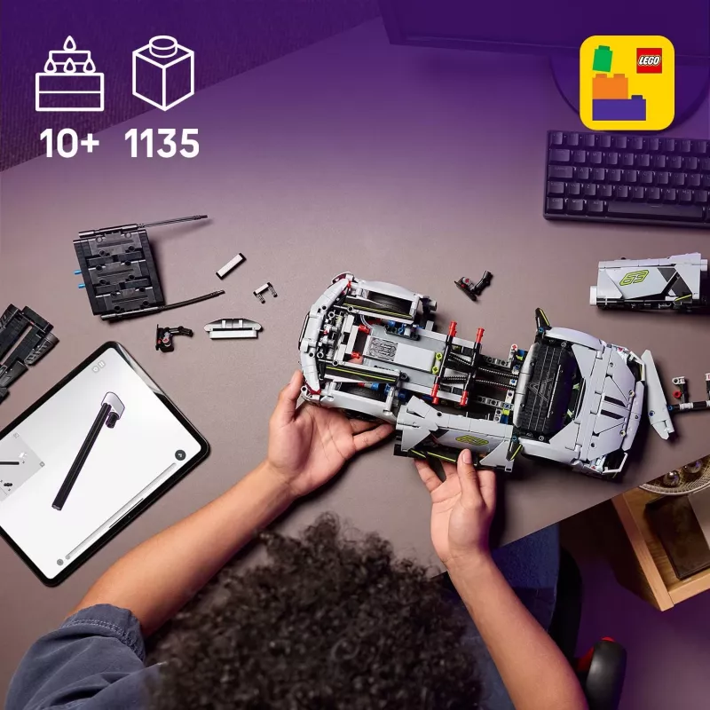 LEGO Technic Supercar Lamborghini Revuelto 42214 — 1:10 mastelio detalus modelio rinkinys, 1 135 detalės