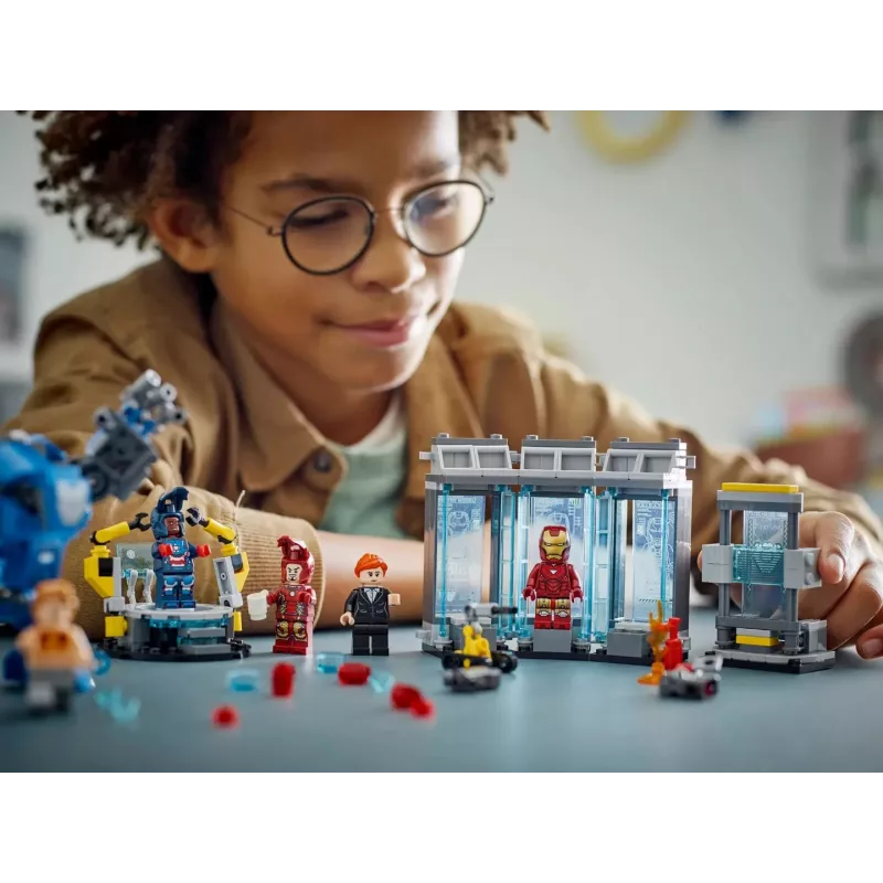 LEGO rinkinys „Marvel Iron Man's Laboratory Hall of Armor 76315“ — 384 detalės, 5 minifigūrėlės, ekspozicijos vieta