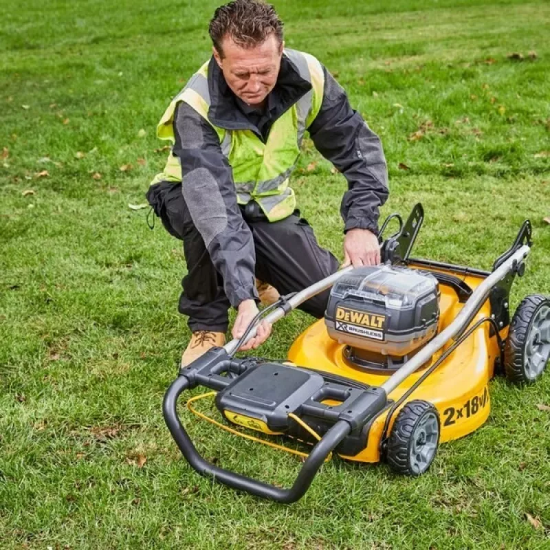 Stūmiklinė vejapjovė DeWALT DCMW564P2-QW