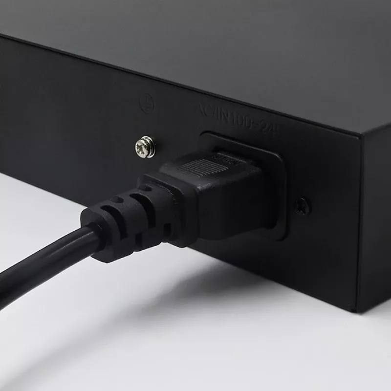 Ethernet PoE Switch QOLTEC 52289 — 4x RJ45 PoE prievadai, 2x RJ45 aukštynkryptis prievadas, 65W galios biudžetas