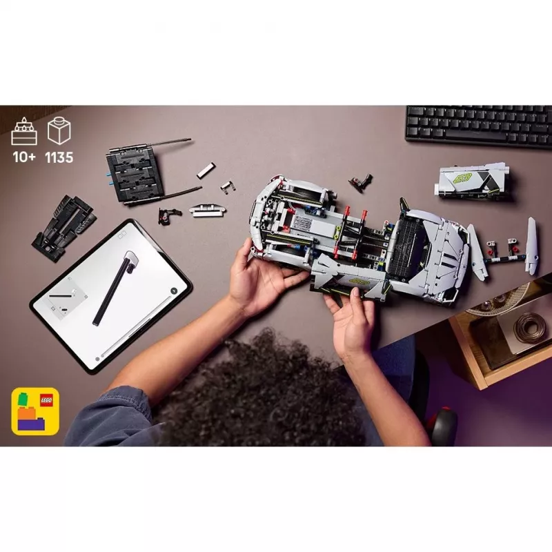 LEGO Technic Supercar Lamborghini Revuelto 42214 — 1:10 mastelio detalus modelio rinkinys, 1 135 detalės