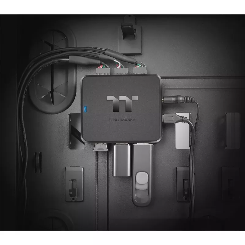 Thermaltake H200 PLUS vidinis USB šakotuvas - TT Premium Edition - Šakotuvas - 3 x USB 2.0 + 3 x USB 2.0 (vidinis)