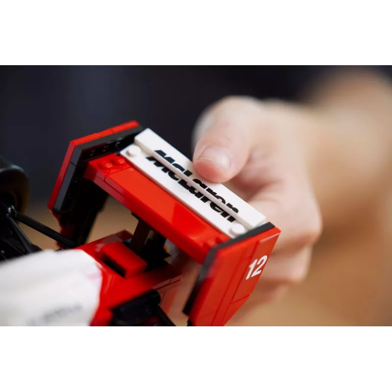 LEGO rinkinys McLaren MP4/4 Ayrton Senna 10330 — LEGO ICONS mastelio modelio vitrina