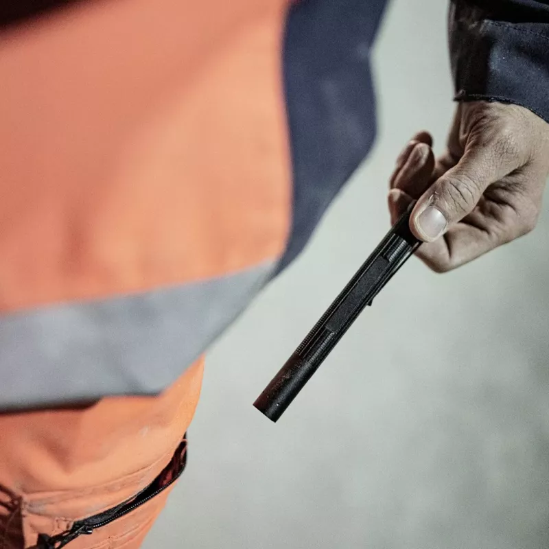Žibintuvėlis Ledlenser P2R Juoda — įkraunamas kompaktiškas švirkštinis žibintuvėlis