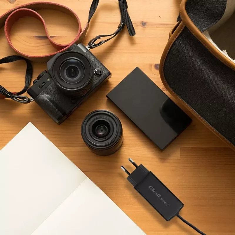 GaN 90W įkroviklis QOLTEC 52420 USB-C PD 5–20V 3A/4,5A išėjimas, 220–240V įėjimas, 1,8 m laidas, juodas