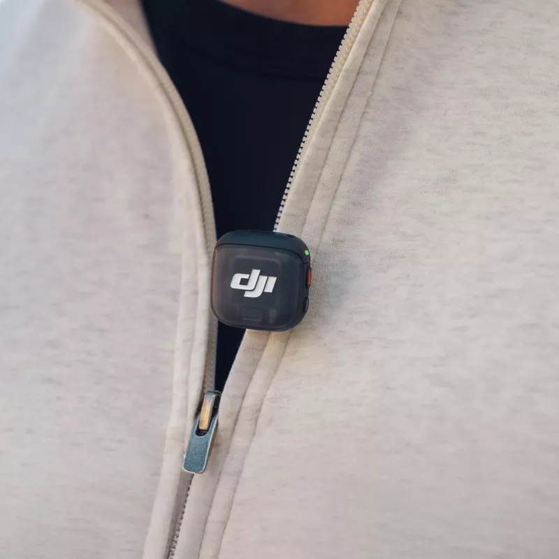 Belaidis prie kūno segamas siųstuvas DJI MIC 3 — kompaktiškas nešiojamas mikrofonas-siųstuvas, juoda/pilka