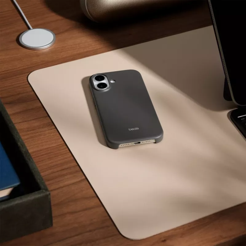 Apple Beats iPhone 17 dėklas su MagSafe ir kameros valdikliu — Granito pilkumo