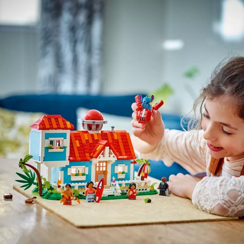 LEGO rinkinys Disney 43268 Paplūdimio namas — modulinis namo modelis, 834 dalys, 5 minifigūrėlės, amžius 9+