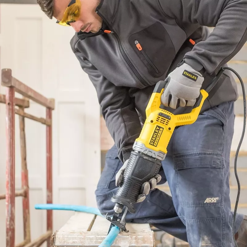 STANLEY FME360 900W elektrinis atbulinis pjūklas, 2,8 cm eiga, minkštas paleidimas, minkšta rankena, pjūklelis pridedamas