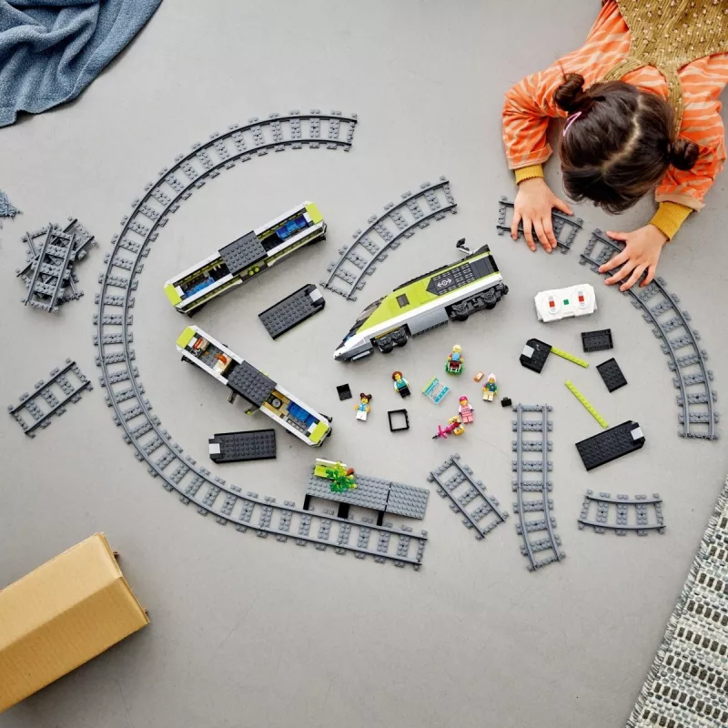 LEGO 60337 City Express keleivinis traukinys su nuotolinio valdymo pulteliu, žaislas vaikams, berniukams ir mergaitėms su veikiančiais priekiniais žibintais, 2 vagonais ir 24 bėgių detalėmis