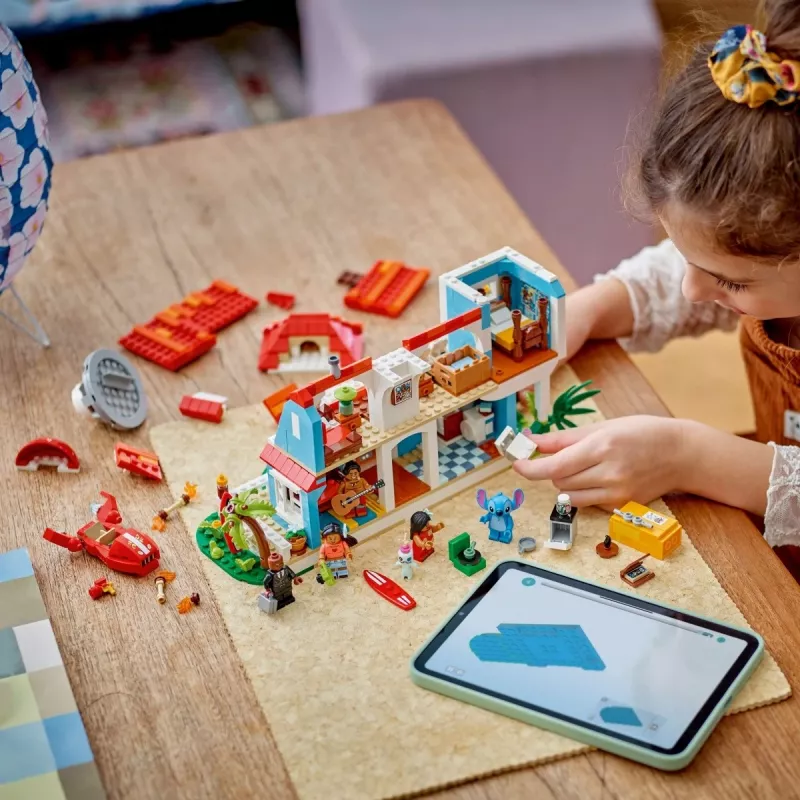 LEGO rinkinys Disney 43268 Paplūdimio namas — modulinis namo modelis, 834 dalys, 5 minifigūrėlės, amžius 9+