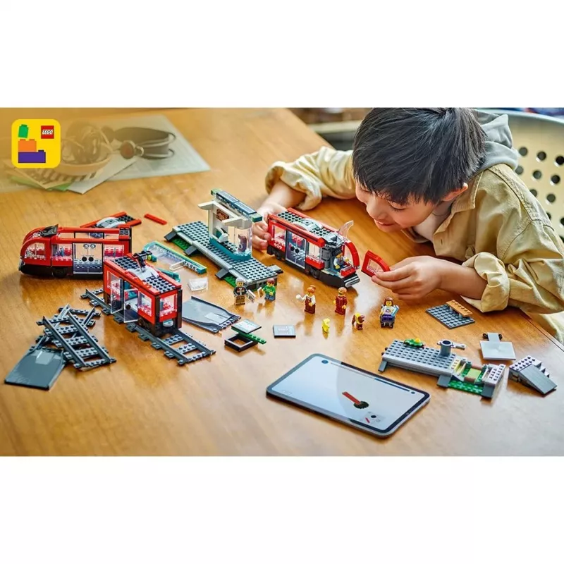 LEGO City miesto tramvajaus ir stoties vaidmenų žaidimo statybų rinkinys vaikams su žaisliniu tramvajumi, dovana berniukams ir mergaitėms nuo 7 metų, kurie mėgsta transporto priemones