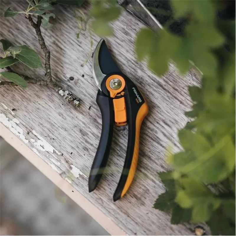 Fiskars Plus SmartFit P541 sodo aplinkkelio žirklės juodos, oranžinės