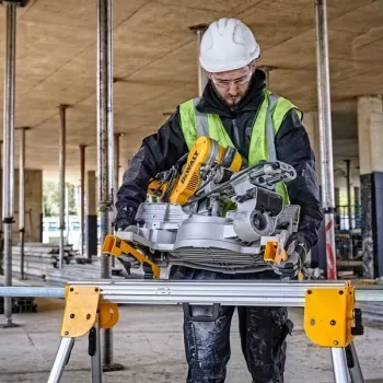 Mitre Saw Stand DeWalt DE7033 — aliumininis sulankstomas stovas, 4 kojos, išplečiamas iki 2,5 m, keliamoji galia 227 kg, 16 kg