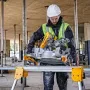 Mitre Saw Stand DeWalt DE7033 — aliumininis sulankstomas stovas, 4 kojos, išplečiamas iki 2,5 m, keliamoji galia 227 kg, 16 kg