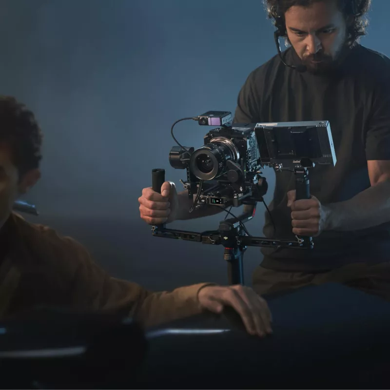Rankinis kameros stabilizatorius DJI RS 4 Pro Combo juodas anglies pluoštas 13h baterija