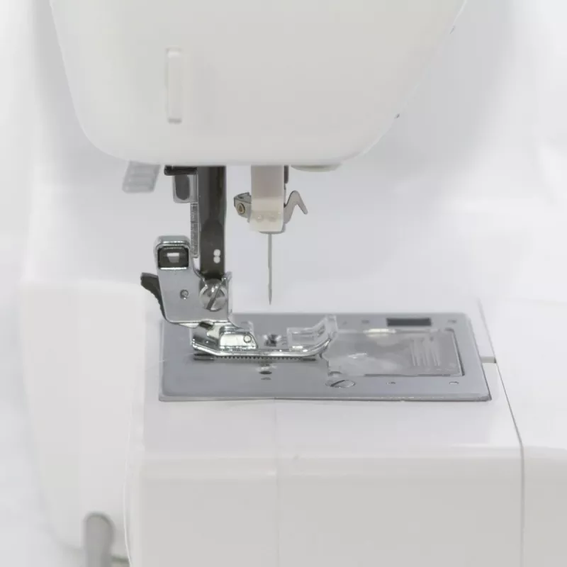 Mechaninė buitinė siuvimo mašina lucznik Malwina 2070 — 63 dygsnių raštai, 7 mm dygsnio plotis, 99 programos, automatinis sagos skylutės siuvimas, laisva rankovė