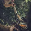 Genėjimo žirklės Fiskars UPX82 Anvil — rankinis genėtuvas sumedėjusiems stiebams, juoda/mėlyna/pilka