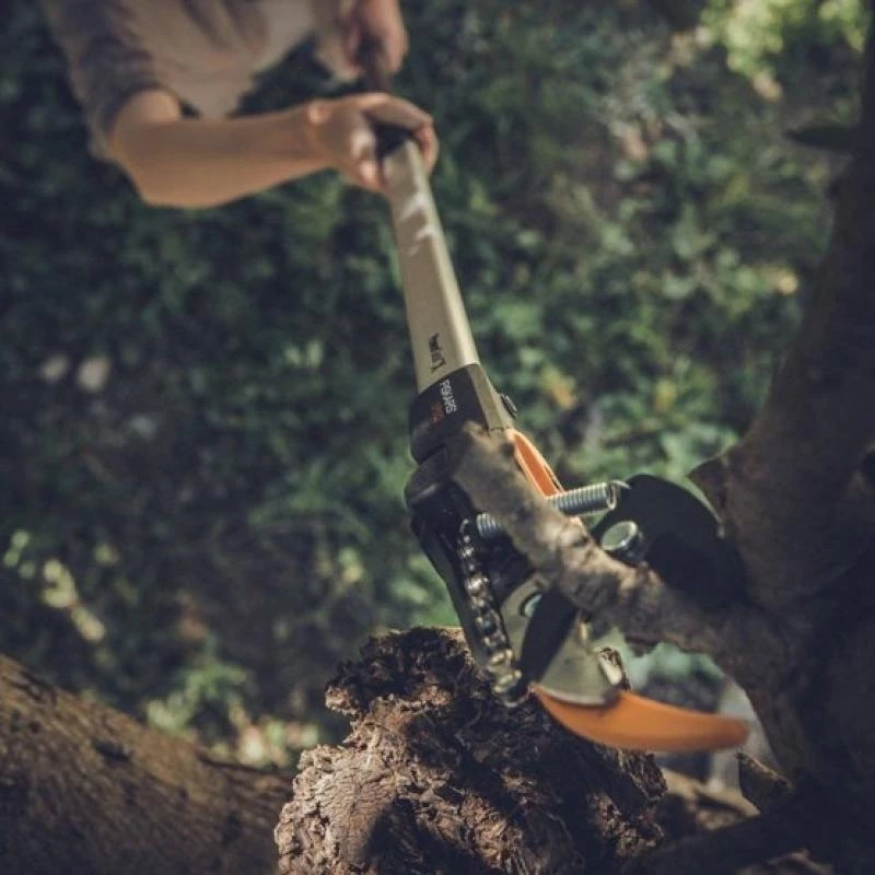 Genėjimo žirklės Fiskars UPX82 Anvil — rankinis genėtuvas sumedėjusiems stiebams, juoda/mėlyna/pilka