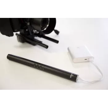 Kryptinis skaitmeninis kameros mikrofonas RØDE NTG-4+ — superkardioidinis, 20–20000 Hz, -32 dB, 200 Ω, mini XLR, maitinamas baterijomis, 22×278 mm, 176 g, juodas